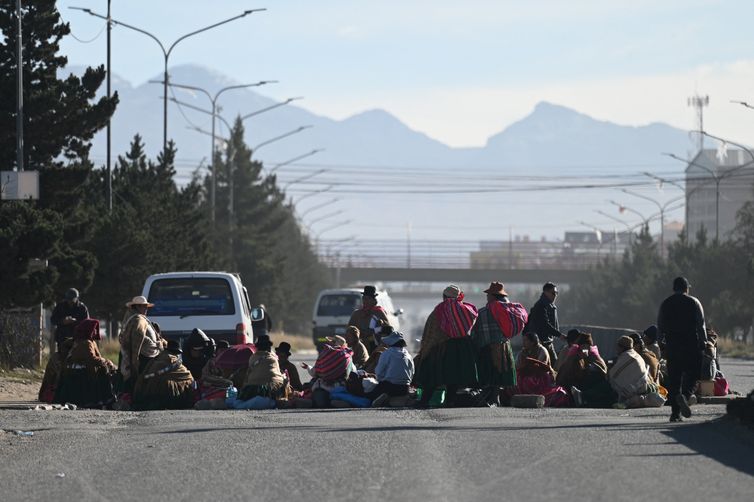 REUTERS/Claudia Morales/arquivo/Proibida reprodução People block one of the entrances to the city of La Paz while demanding the resignation of President Rodrigo Paz amid an ongoing economic and fuel crisis, in El Alto, Bolivia, May 11, 2026. REUTERS/Claudia Morales
