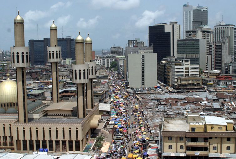 Reuters/George Esiri/Arquivo/Proibida reprodução People and traffic move along a busy street in Lagos, Nigeria, May 24,2005. The African Union (AU) celebrates Africa Day on Wednesday May 25, marking the anniversary of the founding in 1963 of the Organization of African Unity, replaced in 2002 by the AU as the driving force behind the struggle for peace, democracy, development, human rights and good governance on the worlds poorest continent. REUTERS/George Esiri FOR/LA