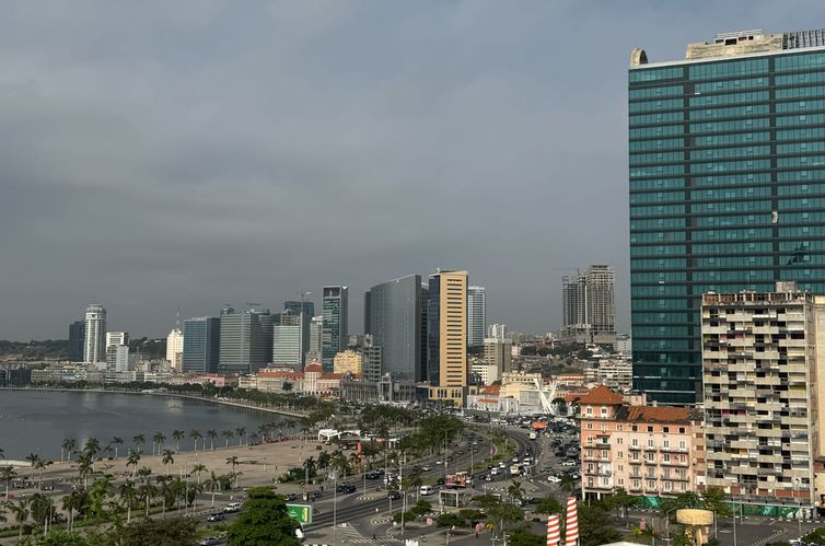 Reuters/Kristin Palitza/Arquivo/Proibida reprodução Luanda, the capital of the southwest African country of Angola with a population of 9 million, is located on the Atlantic coast and is known for its skyline of modern, tall buildings. These symbolize the country's economic boom, which is strongly linked to the oil industry.