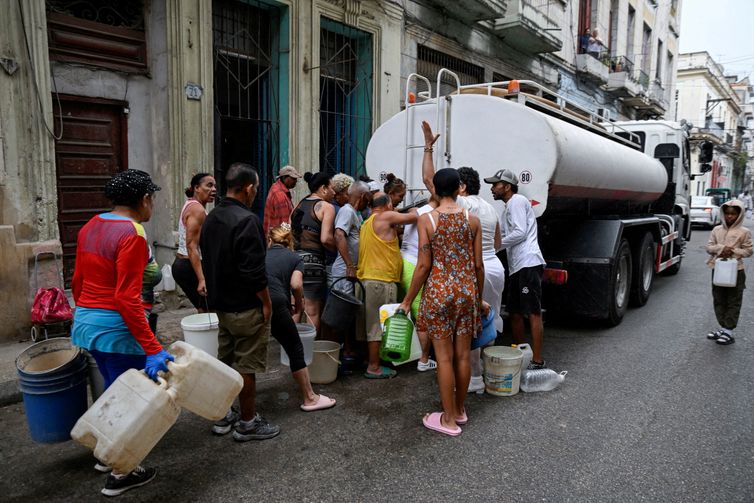 Pessoas se reúnem para pegar água em caminhão-pipa em Havana
19/03/2026 REUTERS/Norlys Perez