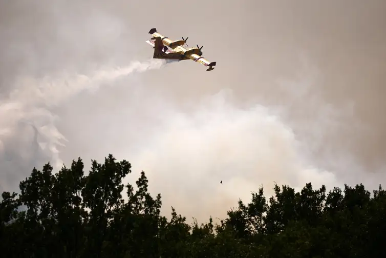 Um avião de combate a incêndios da Canadair lança água para combater um incêndio florestal na floresta comunitária de Fox-Amphoux, perto de Ponteves, no departamento de Var, à medida que as condições de seca se agravam após uma onda de calor e a escassez de água em grande parte da França
21 de julho de 2026
REUTERS/Manon Cruz/ Proibido reprodução