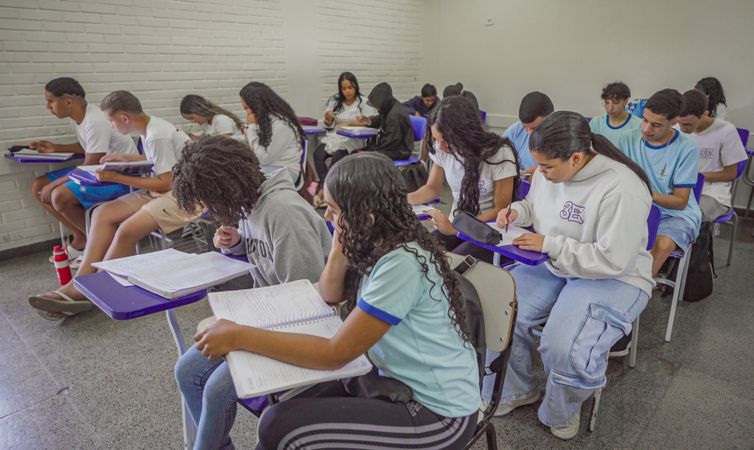 Rafa Neddermeyer/Agência Brasil Brasília (DF), 25/06/2026 – Alunos do ensino médio do CED 16, na Ceilândia, aproveitam o segundo semestre letivo para intensificar a preparação em sala de aula visando o Exame Nacional do Ensino Médio (Enem), vestibulares, Programa de Avaliação Seriada (PAS/UnB) e outros processos seletivos de ingresso no ensino superior
Foto: Rafa Neddermeyer/Agência Brasil