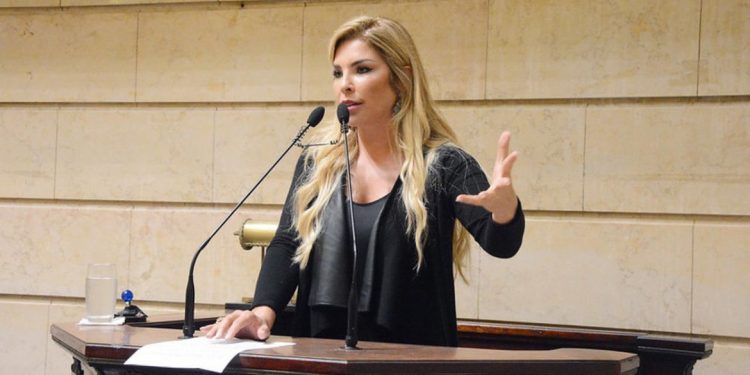 Ex-vereadora é presa após ser condenada por tortura Ex-vereadora é presa após ser condenada por tortura