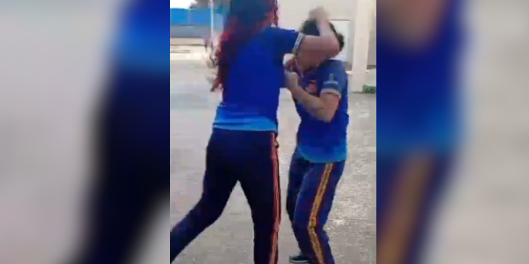 Alunas trocam socos e xingamentos em escola no interior do AM Alunas trocam socos e xingamentos em escola no interior do AM