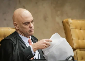 Bate-boca entre Alexandre de Moraes e André Mendonça marca sessão sobre investigação Bate-boca entre Alexandre de Moraes e André Mendonça marca sessão sobre investigação