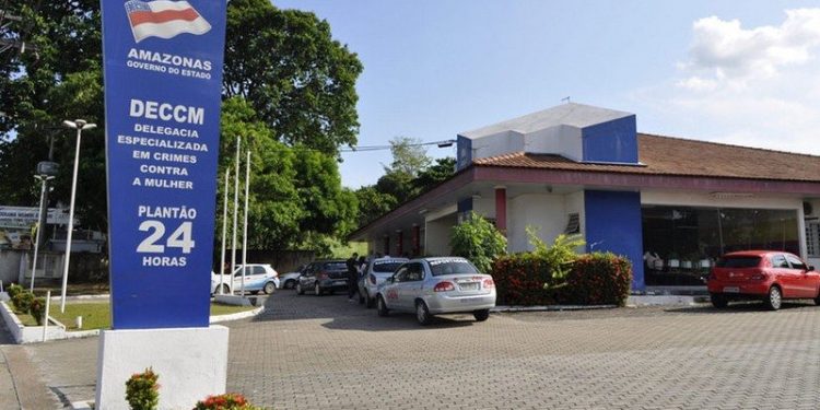 Mulher é presa após agredir companheira na zona sul de Manaus Mulher é presa após agredir companheira na zona sul de Manaus