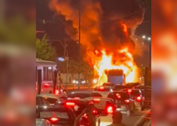 VÍDEO: ônibus pega fogo e causa caos no trânsito da Avenida Constantino Nery VÍDEO: ônibus pega fogo e causa caos no trânsito da Avenida Constantino Nery