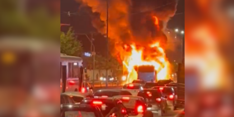 VÍDEO: ônibus pega fogo e causa caos no trânsito da Avenida Constantino Nery VÍDEO: ônibus pega fogo e causa caos no trânsito da Avenida Constantino Nery