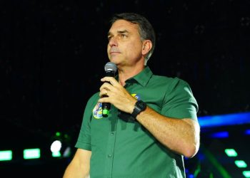 PF apura se Flávio Bolsonaro deixou o país pela Argentina para seguir aos EUA; aliados negam fuga