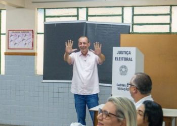 Omar Aziz vota em Manaus e fala sobre respeito aos adversários no 1° turno das Eleições 2026
