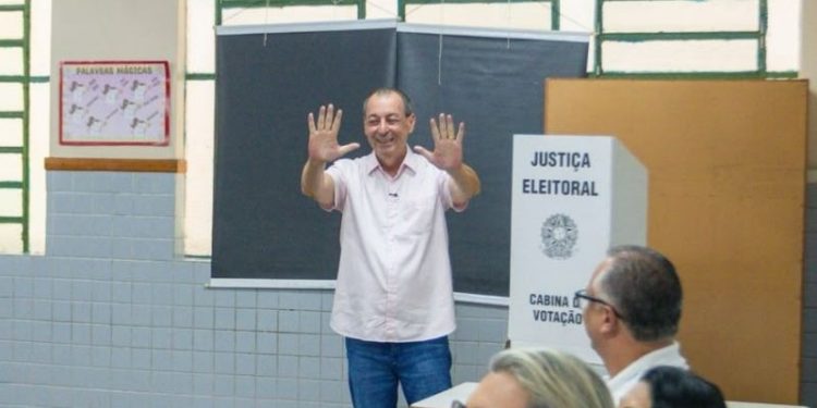 Omar Aziz vota em Manaus e fala sobre respeito aos adversários no 1° turno das Eleições 2026 Omar Aziz vota em Manaus e fala sobre respeito aos adversários no 1° turno das Eleições 2026