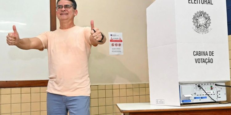 David Almeida vota em Manaus e diz chegar à eleição com “sensação de dever cumprido”