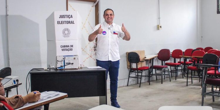 Roberto Cidade vota e diz estar confiante na vitória: “Vamos vencer” Roberto Cidade vota e diz estar confiante na vitória: “Vamos vencer”