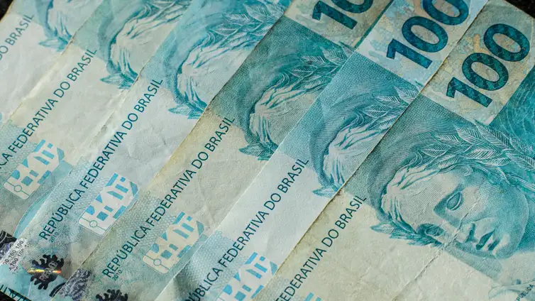 Rafa Neddermeyer/Agência Brasil 10/07/2026 - Brasília - dinheiro, moeda, real, reais, cédula, cédulas, nota, notas, moeda brasileira, dinheiro brasileiro, inflação, inflação alta, deflação, economia, economia brasileira, mercado, mercado financeiro, finanças, finanças pessoais, orçamento, orçamento doméstico, renda, renda familiar, salário, salário mínimo, remuneração, vencimento, pagamento, poder de compra, custo de vida, custo dos alimentos, aumento de preços, alta dos preços, carestia, desvalorização, valorização, perda do poder de compra, crise econômica, recessão, crescimento econômico, consumo, consumidor, compras, supermercado, cesta básica, despesas, gastos, contas, contas a pagar, boletos, dívida, dívidas, endividamento, inadimplência, poupança, economia doméstica, investimento, investimentos, aplicações financeiras, juros, taxa de juros, taxa Selic, Banco Central, crédito, empréstimo, financiamento, cartão de crédito, débito, PIX, transferência bancária, banco, instituição financeira, orçamento familiar, planejamento financeiro, reserva de emergência, patrimônio, riqueza, patrimônio líquido, capital, capital financeiro, lucro, prejuízo, receita, despesa, balanço financeiro, impostos, tributos, tributação, imposto de renda, arrecadação, arrecadação fiscal, carga tributária, imposto, taxa, tarifas, câmbio, dólar, euro, cotação, câmbio flutuante, desvalorização cambial, valorização cambial, moeda estrangeira, inflação acumulada, índice de preços, IPCA, INPC, IGP-M, poder aquisitivo, renda per capita, desenvolvimento econômico, estabilidade econômica, política monetária, política fiscal, oferta, demanda, produtividade, consumo consciente, educação financeira, planejamento financeiro, equilíbrio financeiro, independência financeira, riqueza, prosperidade, orçamento público, gastos públicos, contas públicas, déficit, superávit, tesouro nacional, moeda forte, moeda fraca, liquidez, circulação de dinheiro, s