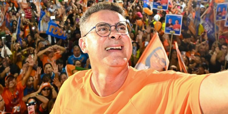 Na véspera da eleição, pesquisa coloca David no segundo turno na disputa pelo Governo do AM Na véspera da eleição, pesquisa coloca David no segundo turno na disputa pelo Governo do AM