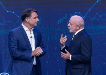 Flávio Bolsonaro tem 52% e Lula 48% dos votos válidos, aponta Real Time Big Data
