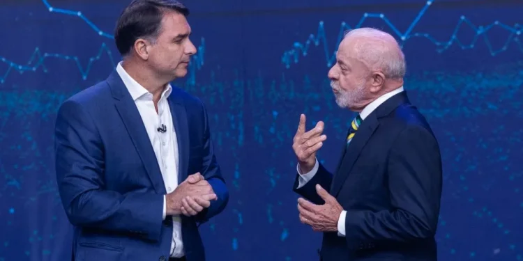 Flávio Bolsonaro tem 52% e Lula 48% dos votos válidos, aponta Real Time Big Data