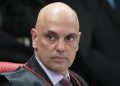 Moraes manda Flávio entregar passaporte e o proíbe de deixar o país